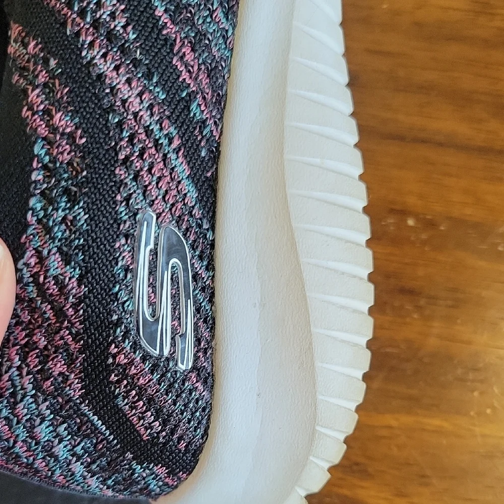 Sketchers Patterned Sneakers - Picture 7 of 7